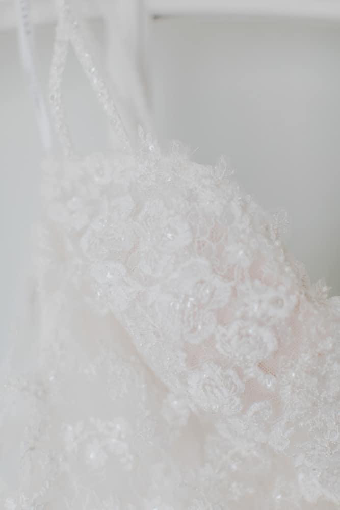 Brautkleid details beim Getting Ready. Hochzeitsfotografin für Hochzeitsreportage auf Sylt buchen.