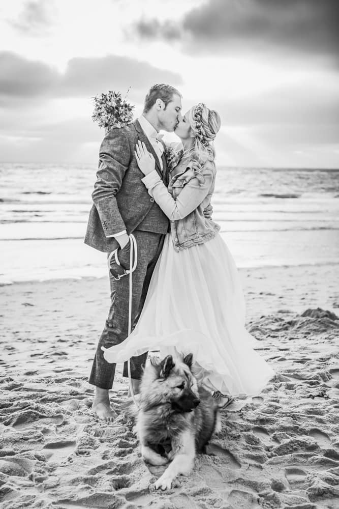 Sonnenuntergang am Meer auf Sylt beim Brautpaarshooting. Hochzeitsfotografin für Hochzeitsreportage auf Sylt buchen.