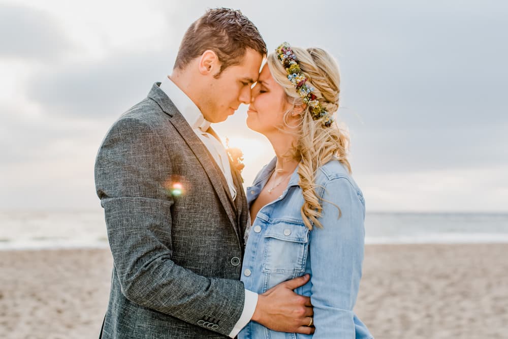 Hochzeitsfotografin für Hochzeitsreportage auf Sylt buchen. Sonnenuntergang am Meer beim Brautpaarfotoshooting - das ist das perfekte Licht
