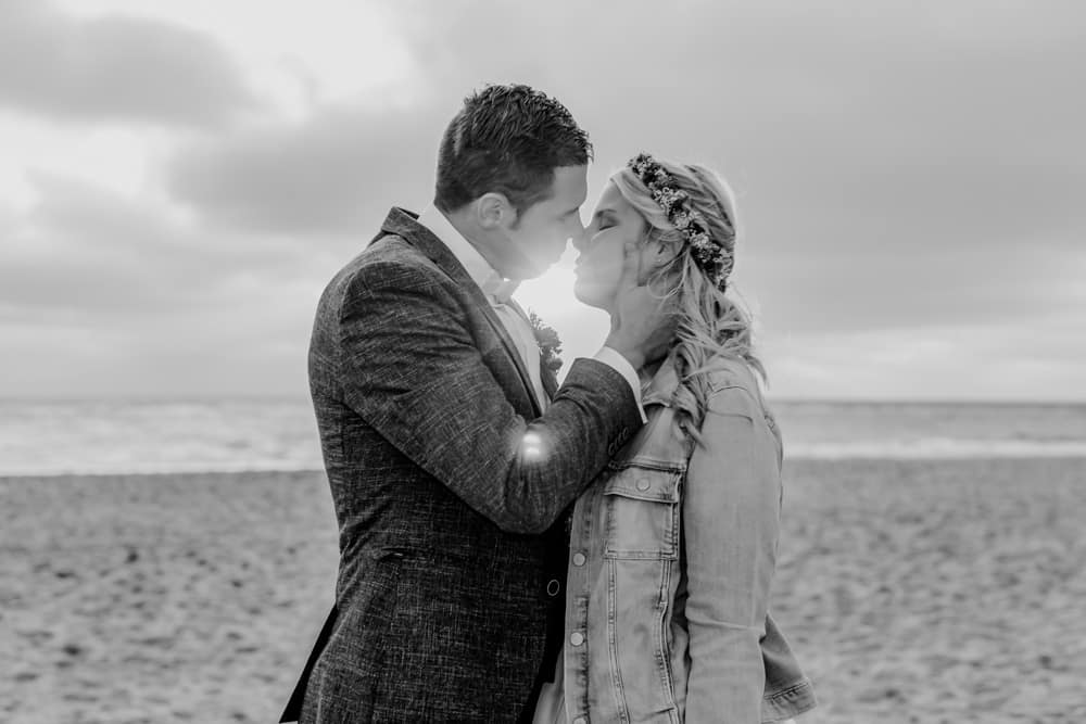 Sonnenuntergang am Meer beim Brautpaarfotoshooting - das ist das perfekte Licht. Hochzeitsfotografin für Hochzeitsreportage auf Sylt buchen.