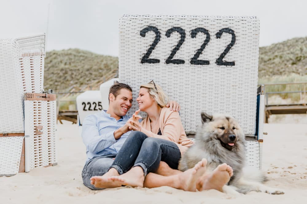 Prewedding-Fotoshooting am Strand mit Strandkörben an der Nordsee auf Sylt