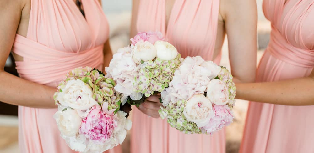 Braut beim Getting Ready mit ihren Bridesmaids – aufgenommen von Hochzeitsfotografin aus Kiel