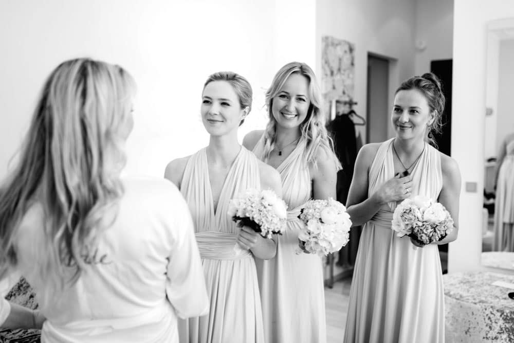 Braut beim Getting Ready mit ihren Bridesmaids – aufgenommen von Hochzeitsfotografin aus Kiel